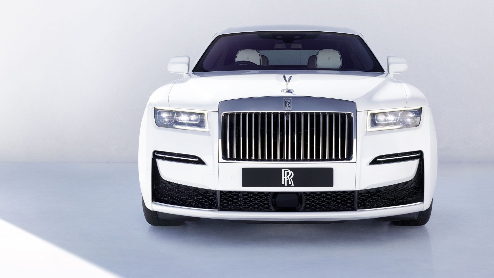 The Intersection of Minimalism and Luxury: The New Rolls-Royce Ghost